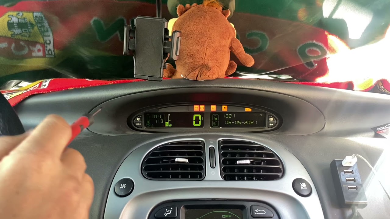 Remplacement ampoule de tableau de bord sur Citroën xsara Picasso de