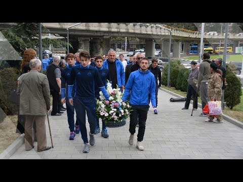 დინამოელები დაღუპულ გმირთა მემორიალთან