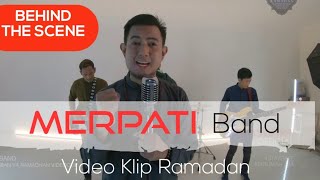 Wah coba ada aku disitu, dikelilingi cowo-cowo ganteng (Merpati Band BTS Vklip Marhaban Ya Ramadhan)