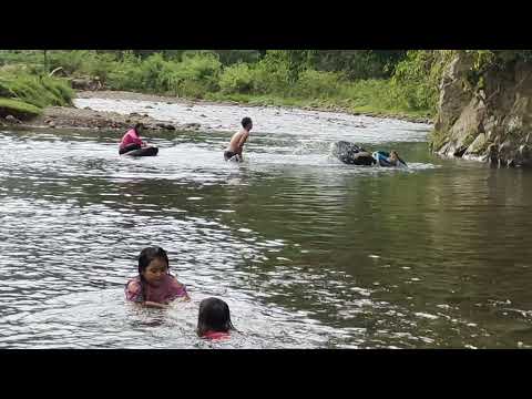 Santai si Kecil mandi sungai