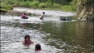 Santai si Kecil mandi sungai