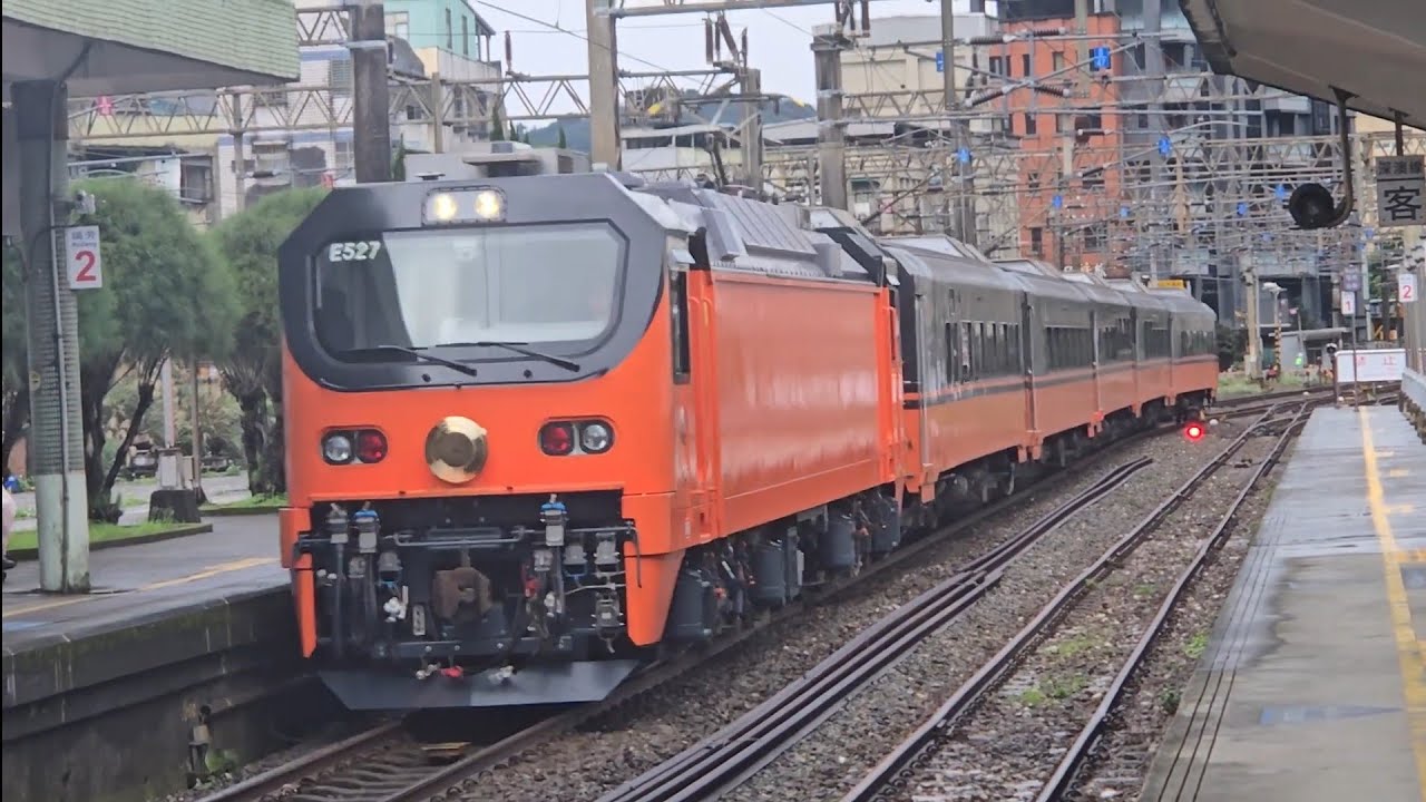 6004次南港發車開往台東的E500型鳴日色金光牌E527單電力機車頭+五節鳴日夕景商務觀光專車觀光專列，和4814次八斗子發車開往菁桐1033+1015+1017+1029四節DRC原色柴油客車
