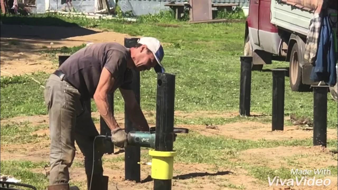 Сваи винтовые 76 технология вкручивания. Бобкэт крутит сваи. Вкручивание винтовых свай вручную. Как выкрутить сваи. Гидравлическая машина мгб 50п-вс для завинчивания винтовых свай.