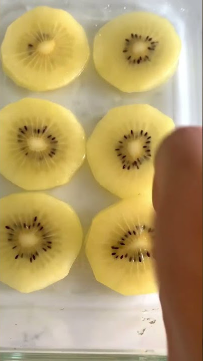 Kiwi coconut agar agar jelly, listen for the squishy crunch! #agar #jelly #vegan #easydessert