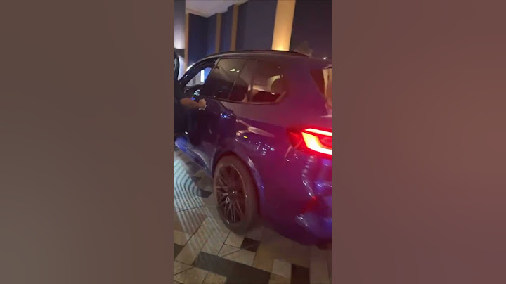 Parkeerchauffeur vergeet auto te parkeren en crasht