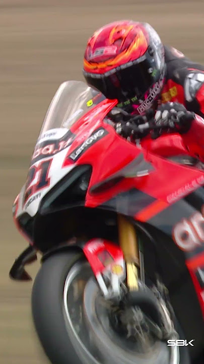 Bassani vs Rinaldi in Race 2 ⚔️ | #CZEWorldSBK 🇨🇿 2022