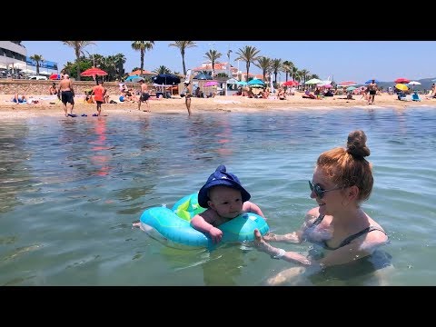 Видео: Первый раз нежный сын Сабрины Сеары на пляже