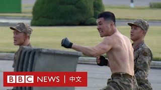 朝鮮士兵赤膊表演徒手劈磚 金正恩如何反應？－ BBC News 中文