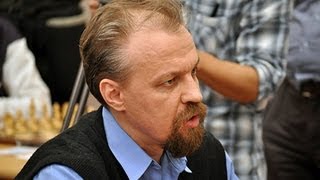 Сергей Шипов играет в шахматы Сергей Шипов играет в шахматы