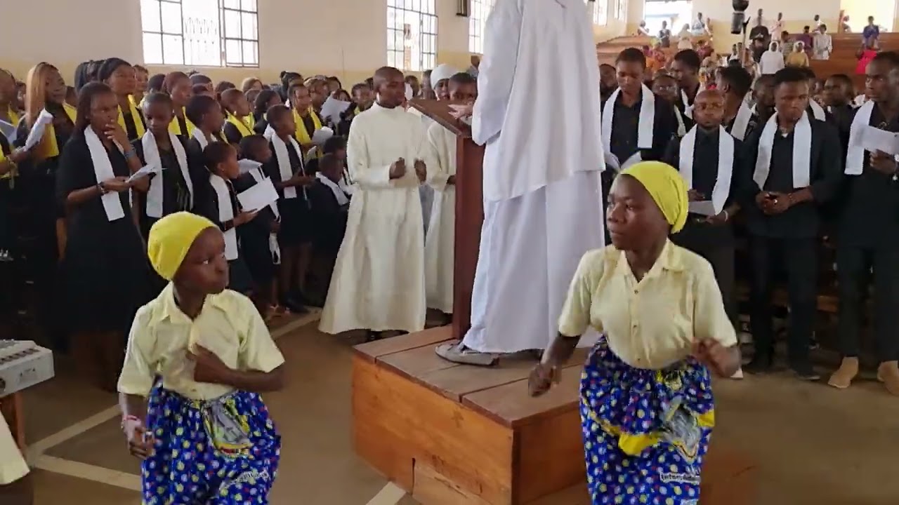 chorale Saint Paul Apôtre de Bukavu. Messe jubilaire du révérend Abbé Curé Paul BABIKIRE.