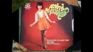 Anita Tourisia - Selendang Merah