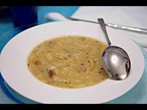 Minestra ispirata alla jota triestina con cavolo cappuccio, fagioli, patate