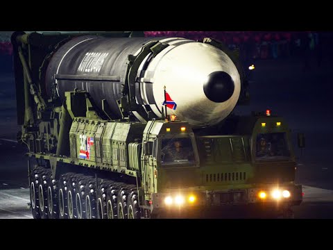 세계 <strong>최대</strong> ‘괴물’ 이동식 ICBM,  북극성-4형 SLBM, 신형 전차, 북한판 스트라이커 장갑차 등  신형 무기체계 대거 등장한 북한 노동당 <strong>75주년</strong> 열병식 / 조선중앙TV