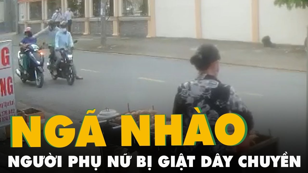 Bị giật dây chuyền, người phụ nữ ngã nhào xuống đường... - youtube