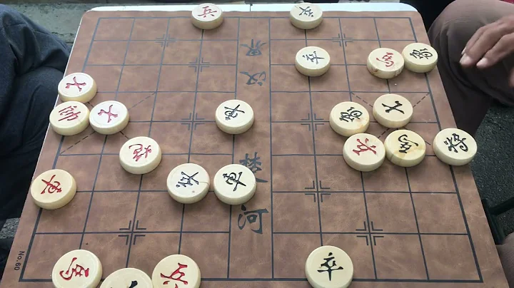 红方下棋真是太欺负人了，对面大爷都80多岁了，还弄个小鬼把门 - 天天要闻