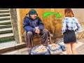 الشطارة مش إنى أفاصل مع الناس الفقيرة الشقيانة و أدفع بقشيش فى الكافيه إجبروا بخاطر الفقراء
