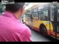 Clip thanh niên phá cửa xe Bus hot nhất tuần qua