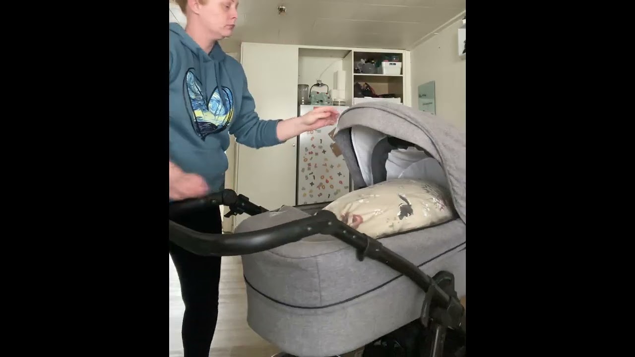 En lille lur & ble skift - A little nap & diaper change