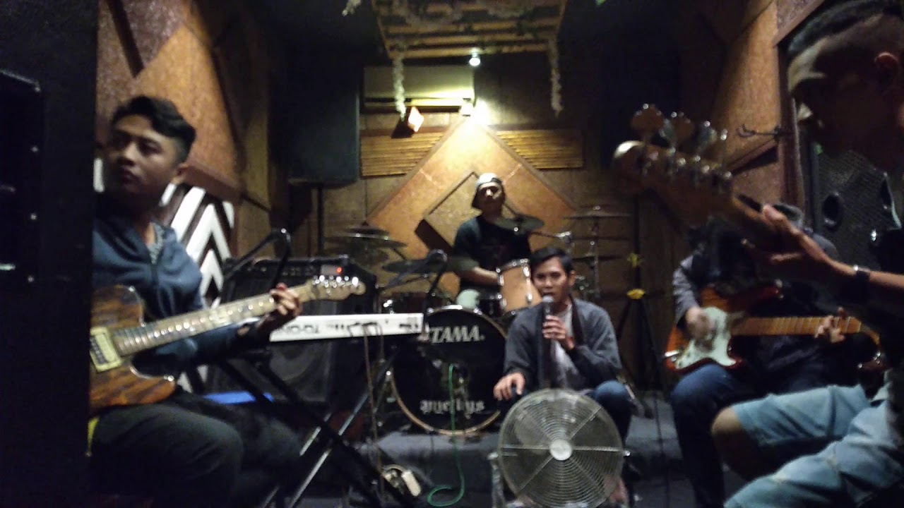 Sejauh mungkin ungu (cover andy razak) - YouTube