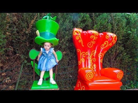 Настя спасает игрушки в парке Диснейленде