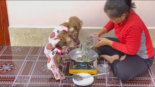 Waohhh Smell So Good!! Lovely Ever Sibling Stand Help Mom Watch Her Cook Amazing Recipe !