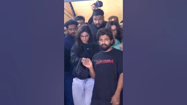 #AlluArjun holds Wife #AlluSnehaReddy hands 👌 😍 to Get Her Safly Into The Car Post Watching #Pushpa2