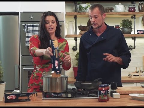 Βίντεο: Σάντουιτς μελιτζάνας, ντομάτας και μοτσαρέλας σε σάλτσα πέστο