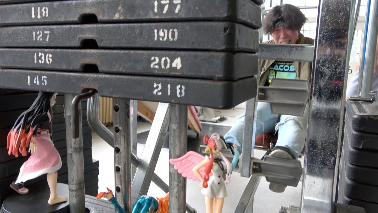 【ドッキリ】メンバーの大切にしている宝物を筋トレ器具の間に挟めてみたwww