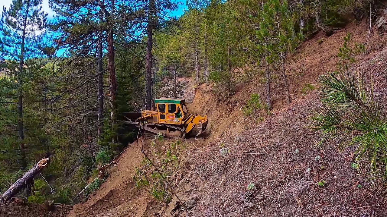 Как оператор бульдозера Caterpillar D7g расчищает дорогу на скалах? #гусеница #бульдозер