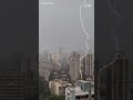 В Мумбаи гигантская молния ударила в дом Shorts