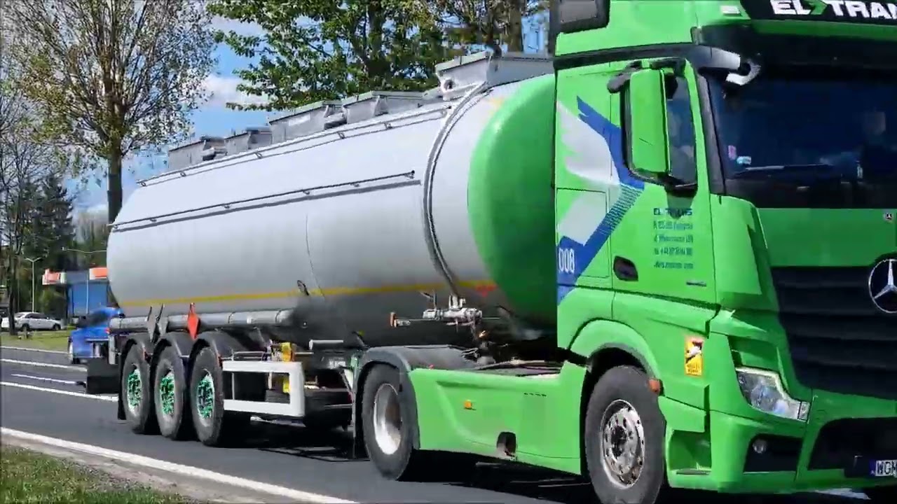 Ciężarówki TIRy na drodze krajowej numer 8 E67