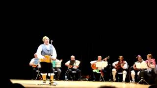 JOTA. MIRANDO LA TIERRA YERMA