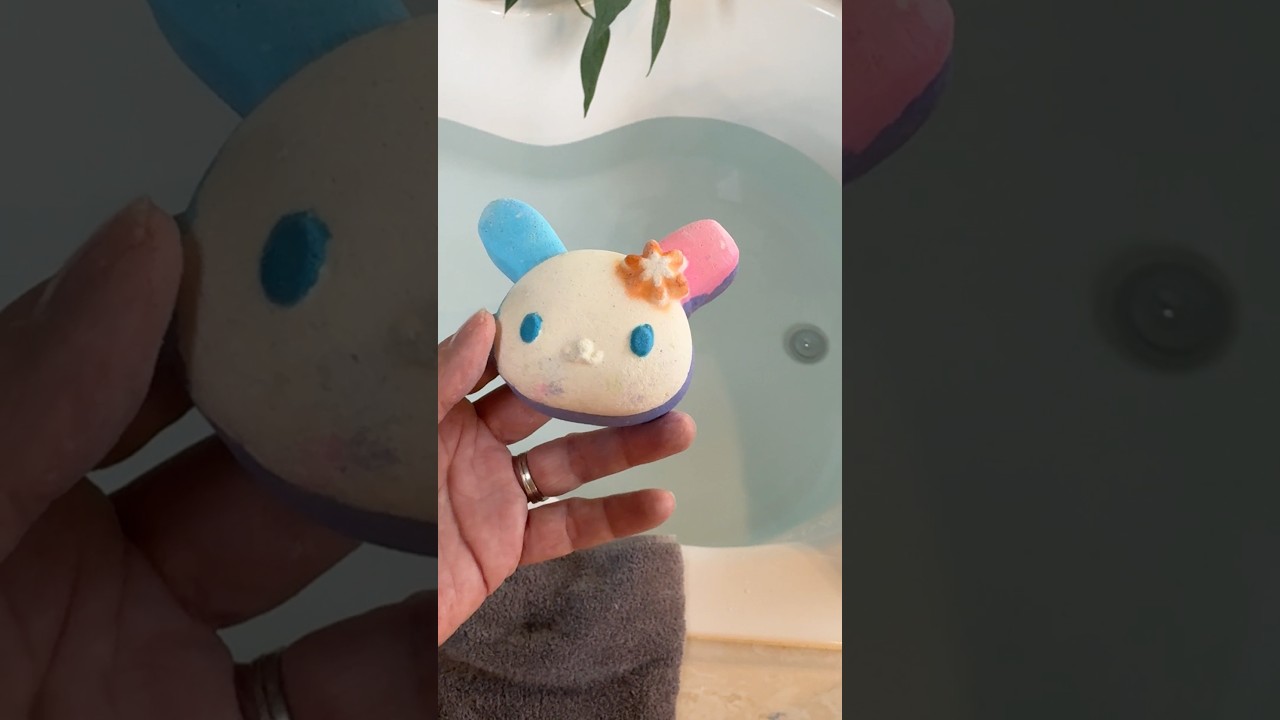 Lush/Hello Kitty Collab ‘U*SA*HA*NA’ bath bomb demo #lush