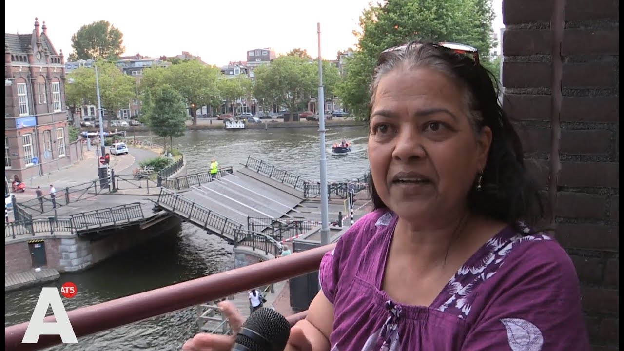 Buurt geschokt door omhoog geschoten brug