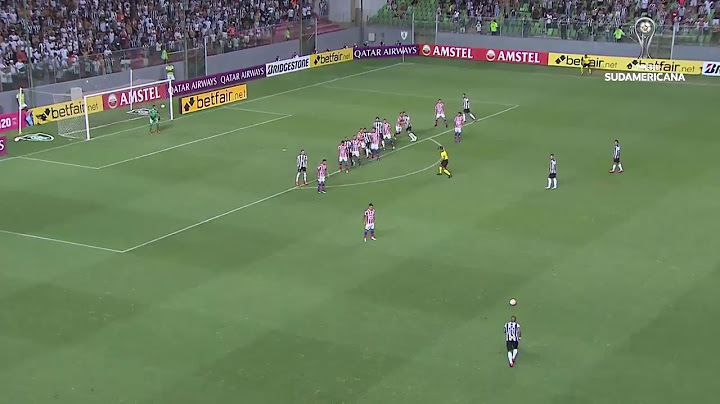 ¡Está loco! ¡Le pegó desde ahí y clavó un golazo infernal de tiro libre! increíble gol de Rómulo.