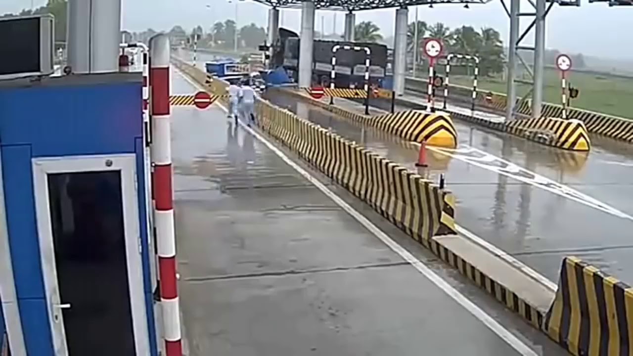 Detik detik kecelakaan truk  jalan  raya  YouTube