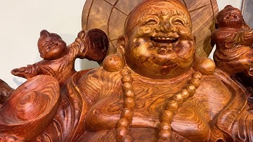 Tác phẩm Di Lặc Ngồi Gốc Cây Tùng - gỗ Hương - tượng gỗ Nguyễn Hồng