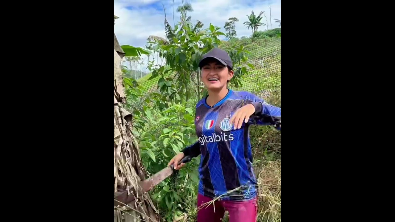 Cosechando plátanos en mi pequeña hacienda_Laura Daniela Official 