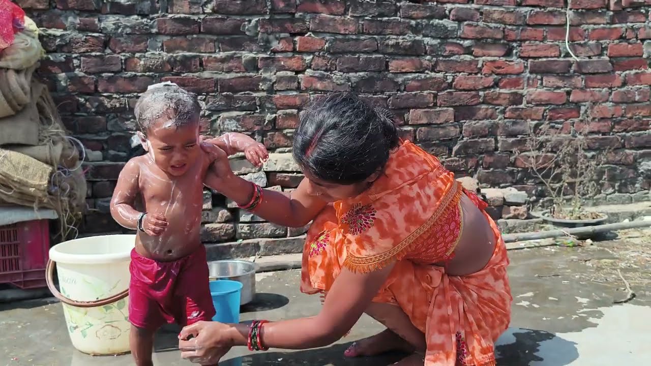 baby bathing video indian style desi village bathing video 😝 #Beby_desi_vlog