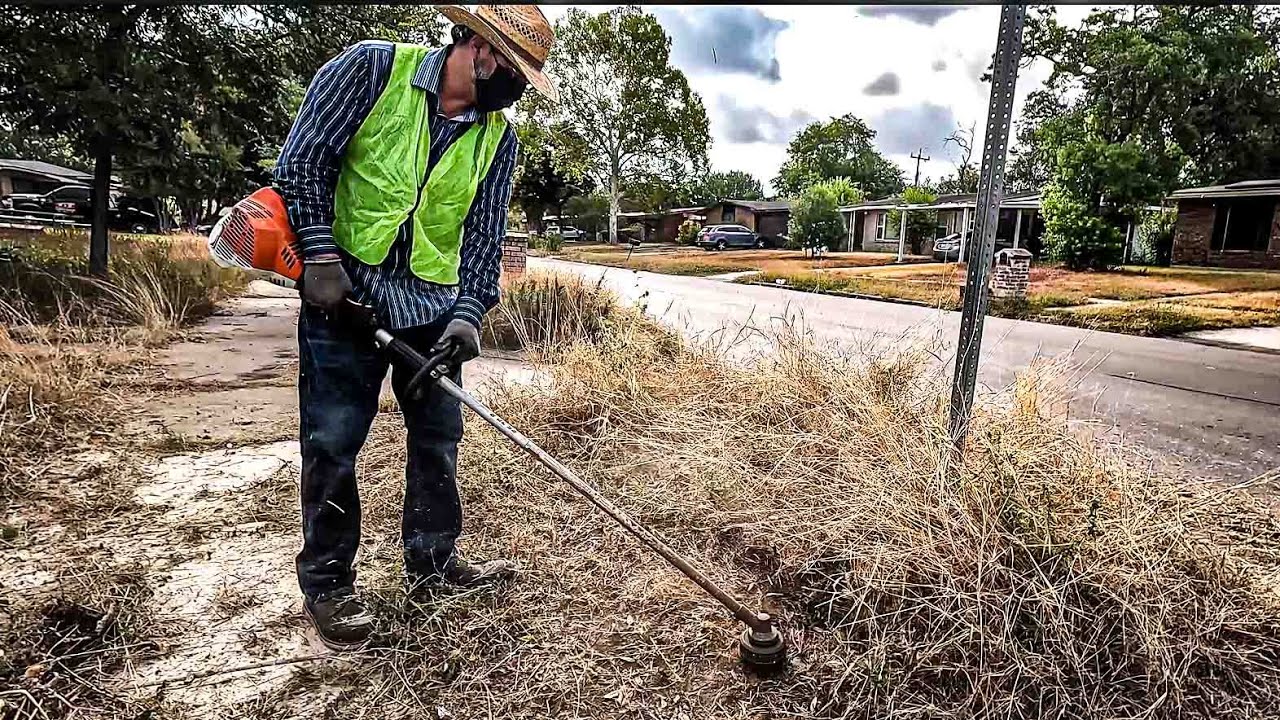 Video 048 – Mowing an Abandoned House with Tall Grass and Overgrown Branches | Neighborhood Cleanup