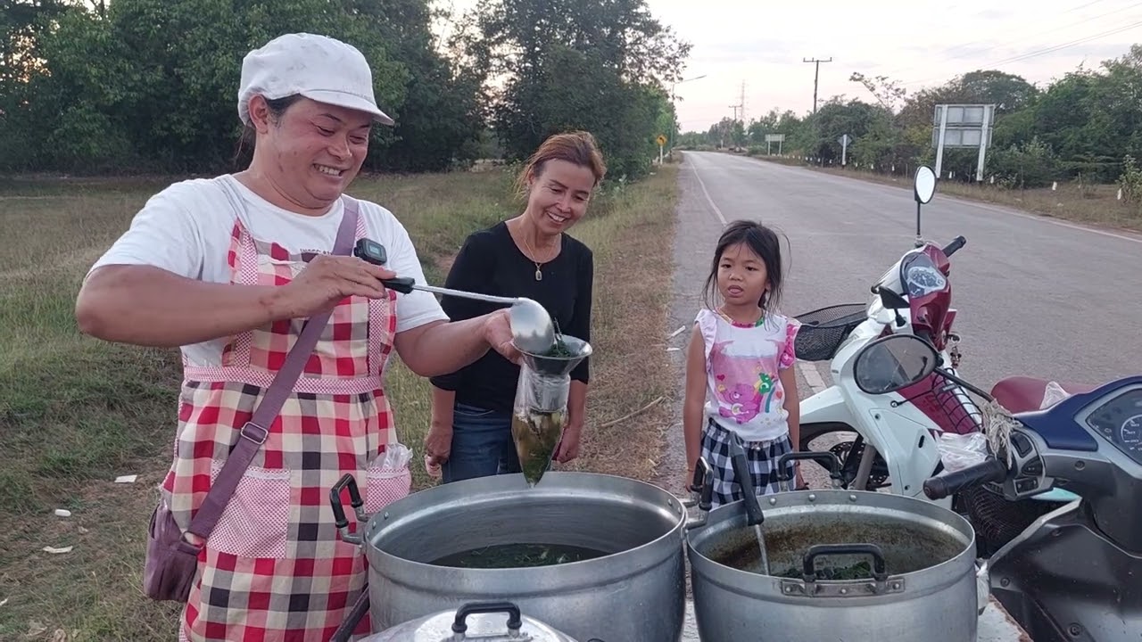 ลูกค้าสั่งทุกเมนู มีอะไรมาขายก็ไม่เหลืออาหารพื้นบ้านขายให้ชาวบ้าน บอกได้เลยขายดีสุดๆ