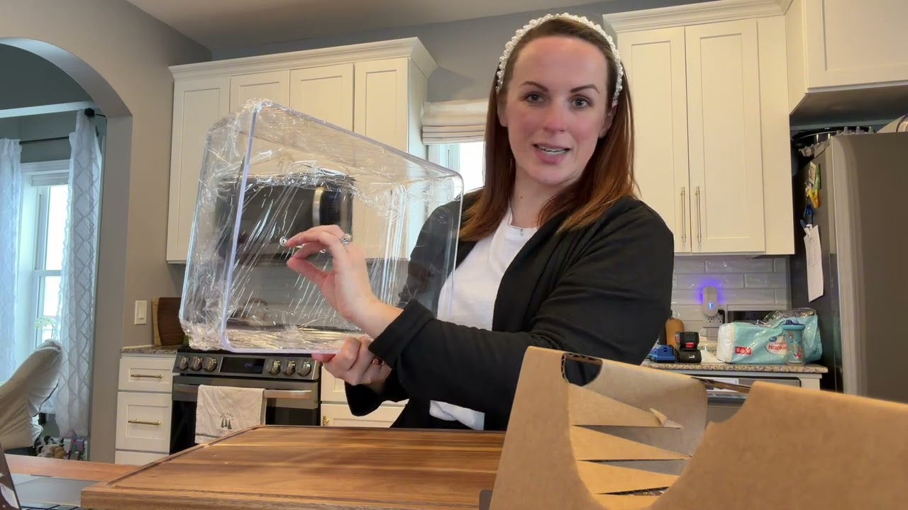 2-in-1 cake stand with lid.