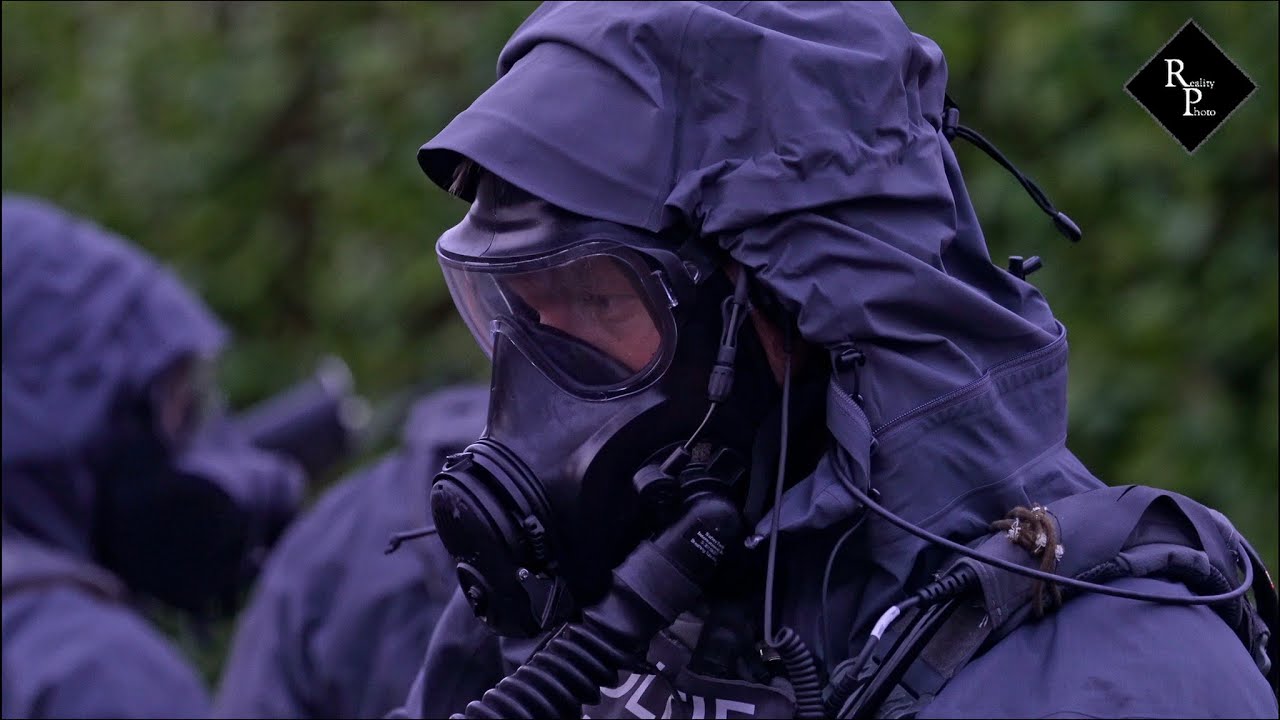 Arrestatieteam doet inval in drugslab Zandsteeg Nieuwendijk