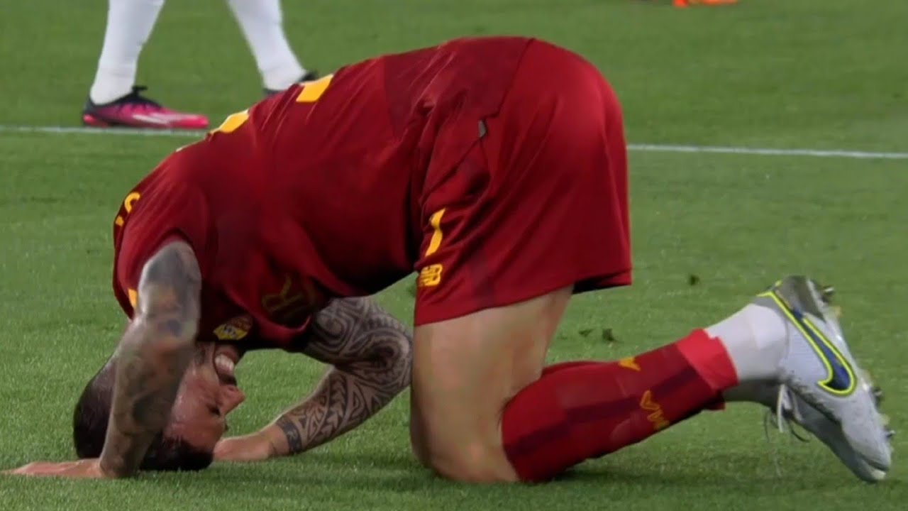 Leonardo Spinazzola : Soccer Nutshot. Roma vs. Leverkusen. 11/05/2023. Pelotazo en los huevos.