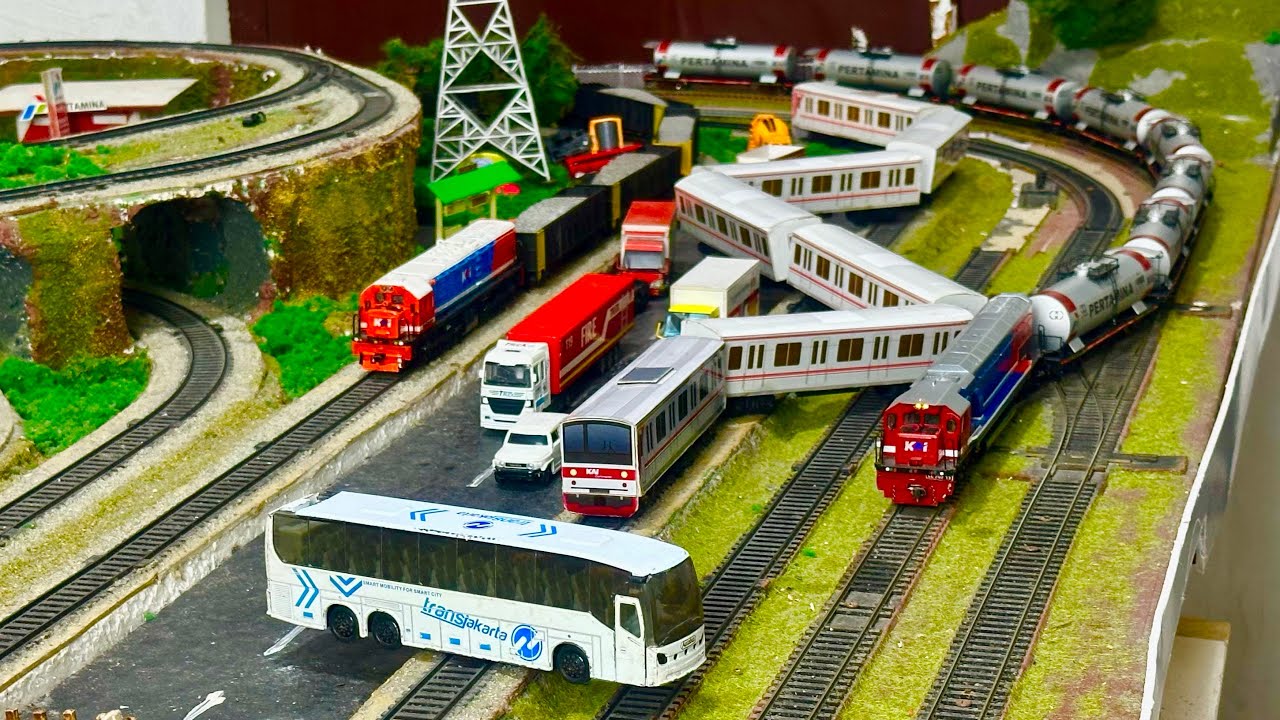 kereta api CC202,CC201 RnB & KRL Commuterline anjlok terguling menabrak bus transjakarta di tikungan