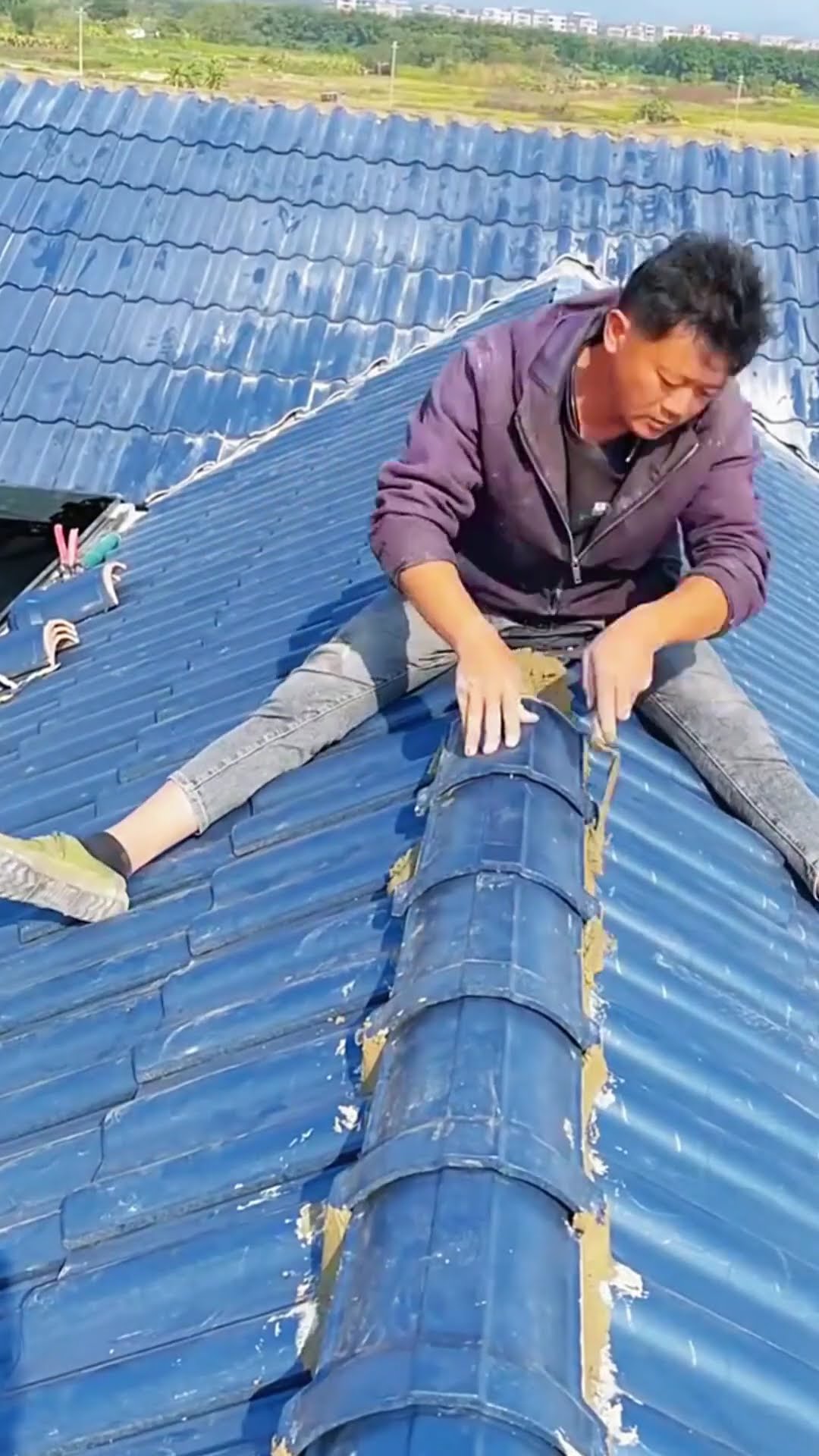 Steel structure roof paving glazed tile process