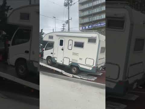 3トンオーバーのキャンピングカーがレッカー車に載せられる一部始終