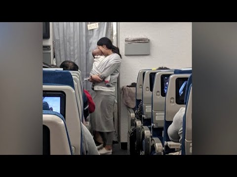 Видео: Наушники женщины взорвались у нее в середине полета