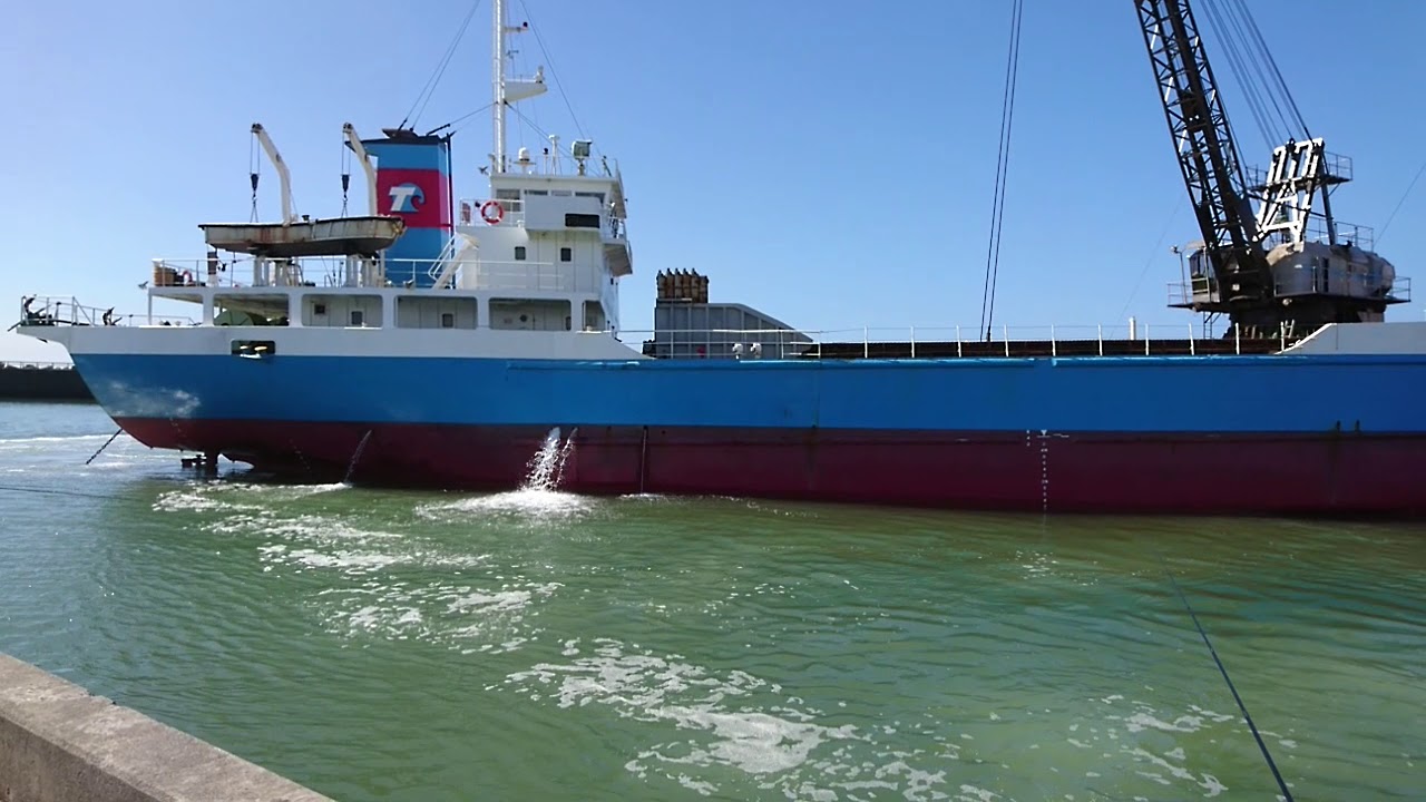 大磯港砂利運搬船の離岸
