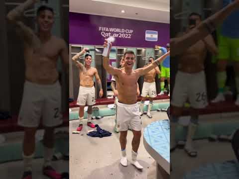 فرحة لاعبي الأرجنتين بعد فوزهم بكأس العالم في غرفة تبديل الملابس 